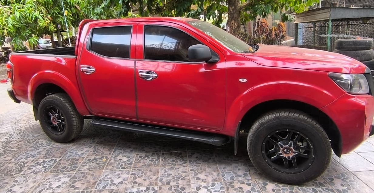 Nissan Pickup Roja — Versión Clásica